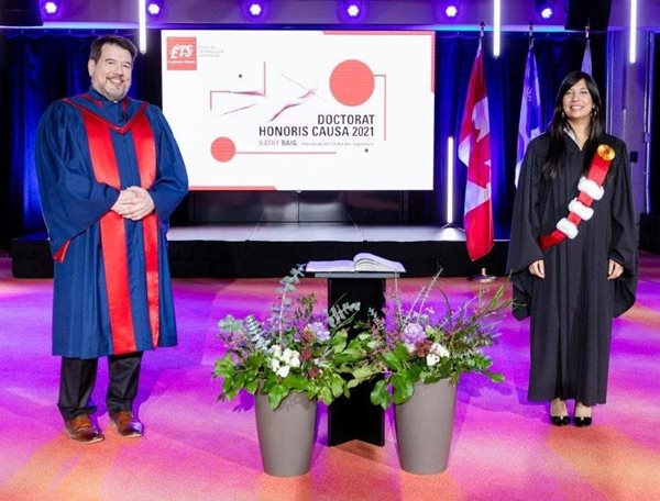Le directeur général François Gagnon, en compagnie de la nouvelle docteure honoris causa de l’ÉTS, Kathy Baig.