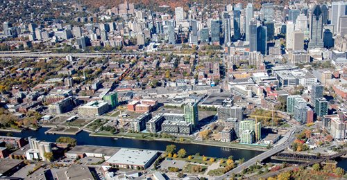 Vue aérienne du centre-ville de Montréal et du campus de l'ÉTS, dans le quartier Griffintown