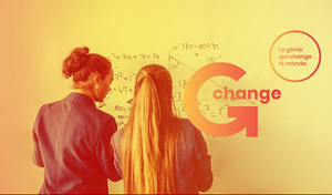 Deux jeunes femmes devant un tableau où s'affiche le logo du programme G-Change