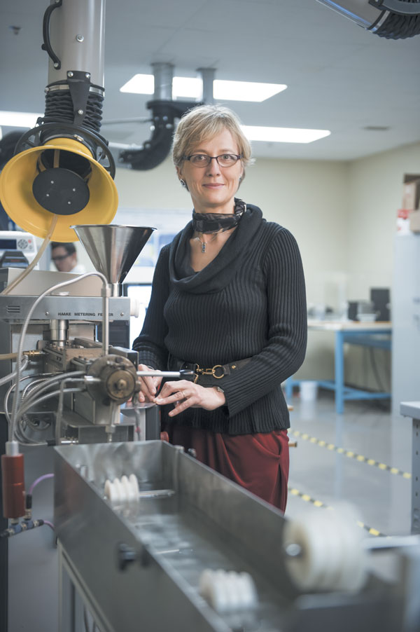 Nicole Demarquette, professeure au Département de génie mécanique de l'ÉTS, invente de nouveaux matériaux. 
