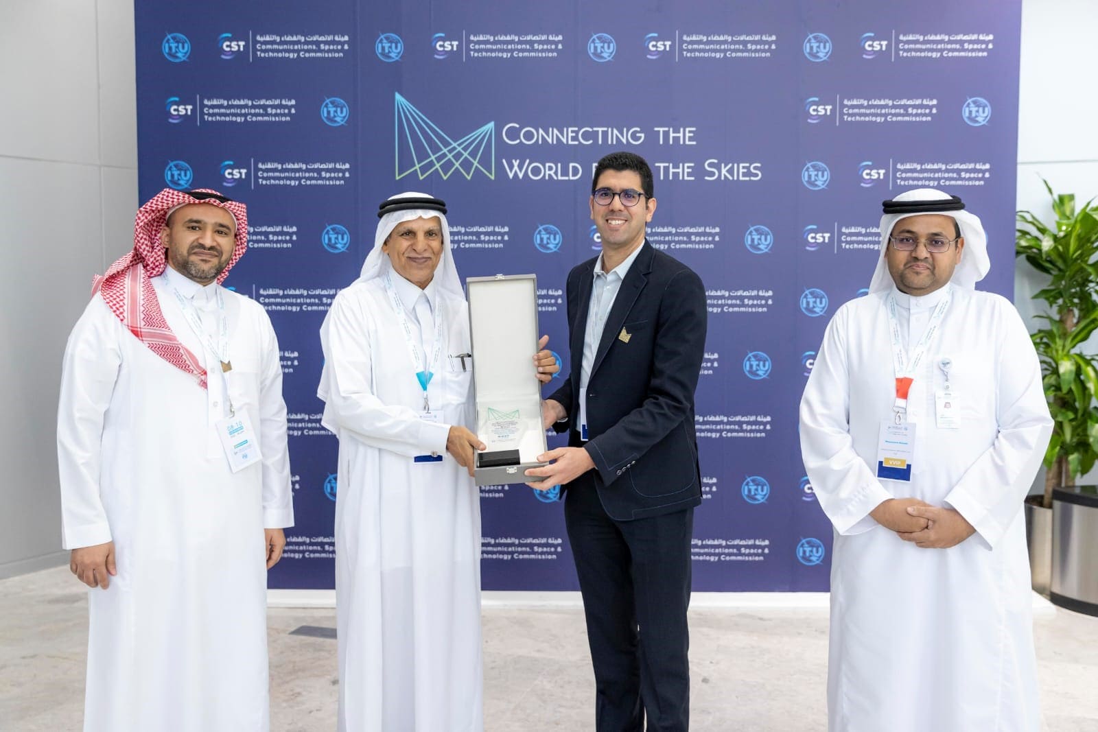 Le professeur de Wael Jaafar, à qui on remet le premier prix de la compétition de l'IEEE, avec des représentants de la Commission des communications, de l'espace et des technologies d'Arabie saoudite.