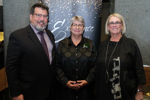 Le directeur général de l’ÉTS François Gagnon, la directrice du Bureau du respect de la personne Dominique Bilodeau, et Johanne Jean, présidente de l’Université du Québec.