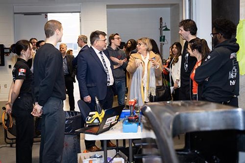 Ministre Retailleau, François Gagnon et étudiants