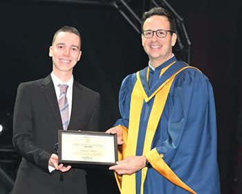 Le lauréat de la médaille d’argent de la Gouverneure générale Samuel Nadeau et le président de l’Université du Québec Alexandre Cloutier.