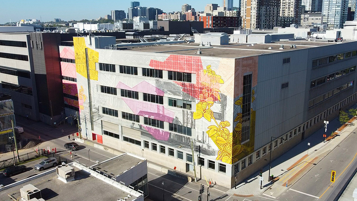 Bâtiment moderne avec murale colorée, reflétant l'innovation et la créativité technologique.