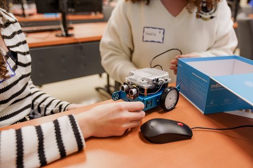 Des jeunes qui participent à des ateliers sur les tendances de la techno de l’heure