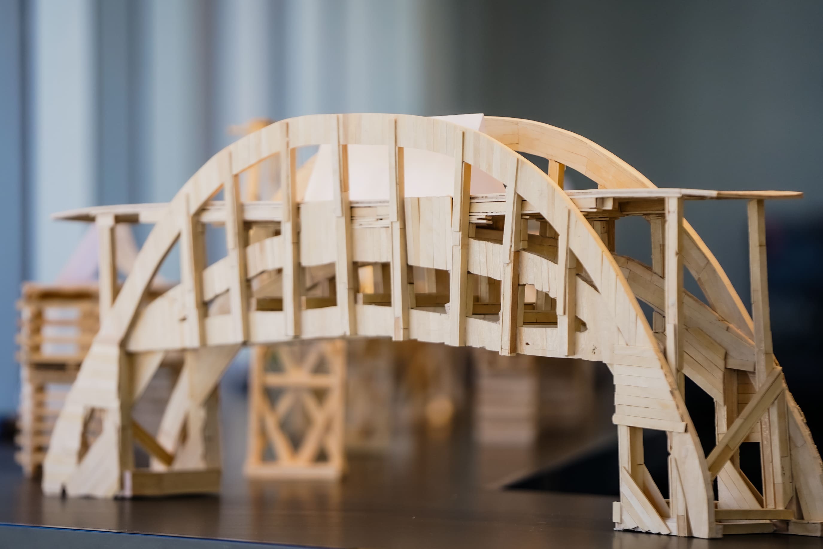 Maquette de pont en bois présentant une structure architecturale minutieuse, témoignant de l'ingéniosité en ingénierie.