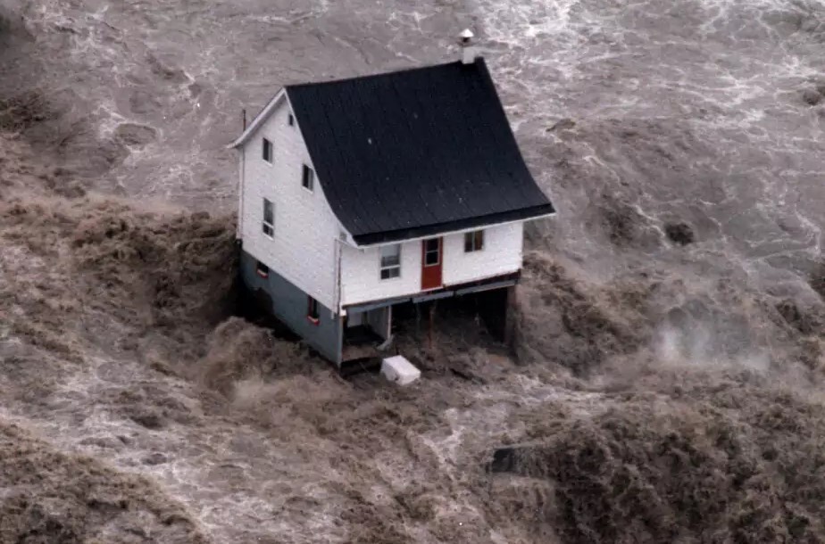 Maison isolée résistant à d'intenses inondations.