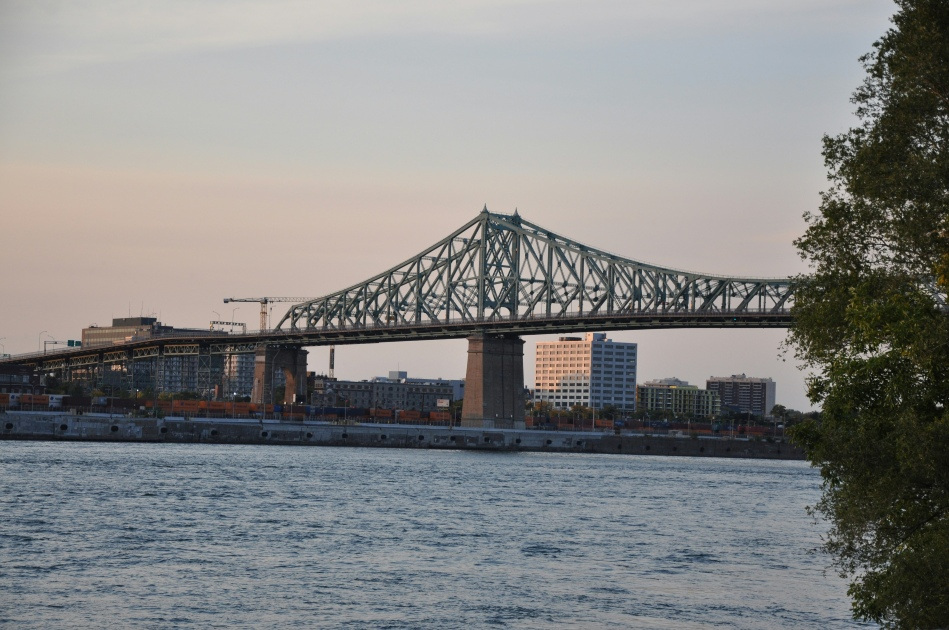 Le pont se dresse majestueusement au-dessus de l'eau, offrant une vue sur la ville et le paysage urbain environnant.