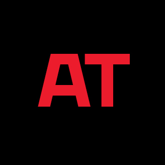 Logo rouge sur fond noir avec les lettres "AT" pour une université spécialisée en technologie.