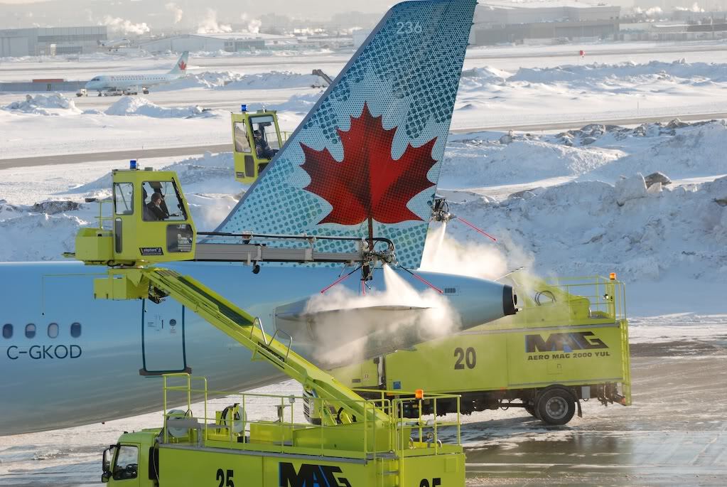 Dégivrage d'un avion avec neige et équipements spécialisés.