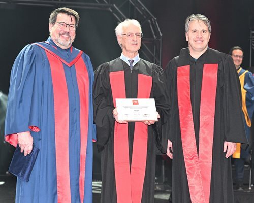 De gauche à droite, le directeur général François Gagnon, le professeur émérite Alain Abran et le directeur du Département de génie logiciel et des TI Patrick Cardinal.