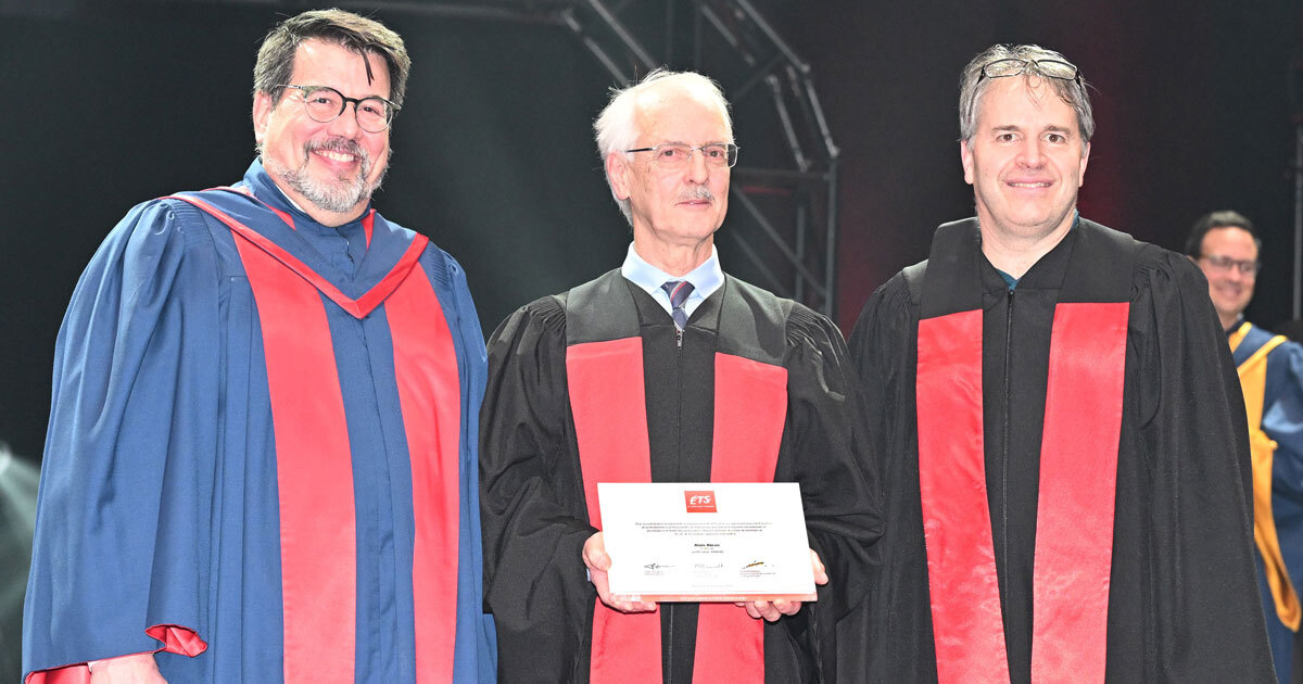 Cérémonie de remise de diplômes avec trois professeurs en toges académiques.