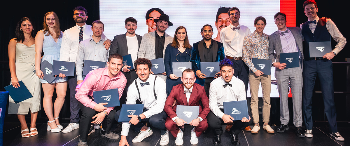 Cérémonie de remise des diplômes avec étudiants souriants et fiers détenant leurs attestations.
