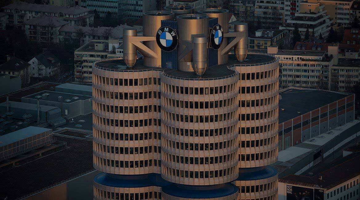 Siège emblématique de BMW à Munich, architecture cylindrique moderne.