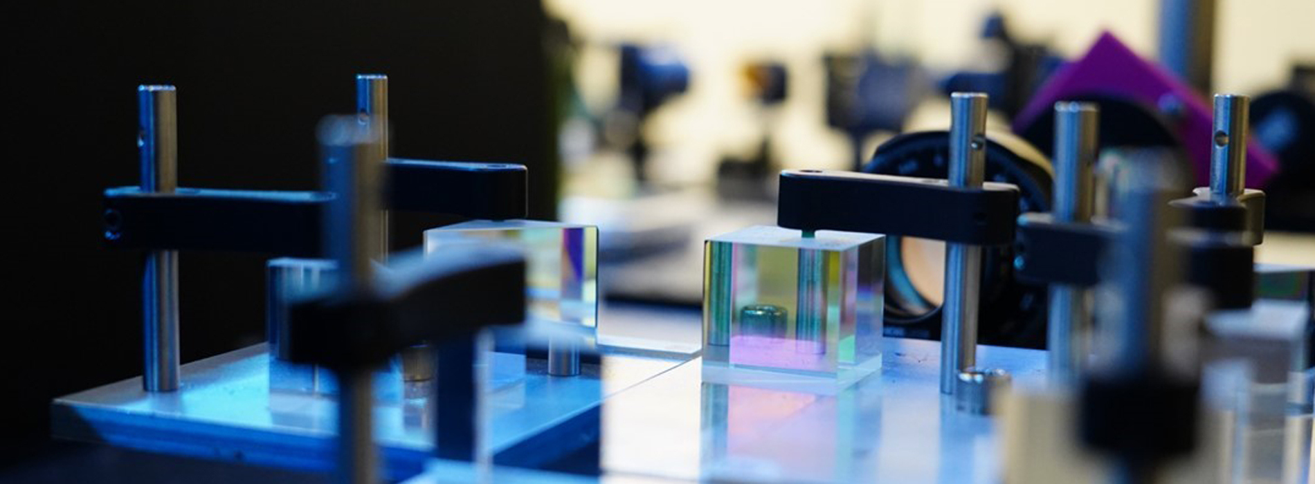 Équipement de laboratoire utilisant des prismes et des supports pour des expériences en optique et en technologie avancée.
