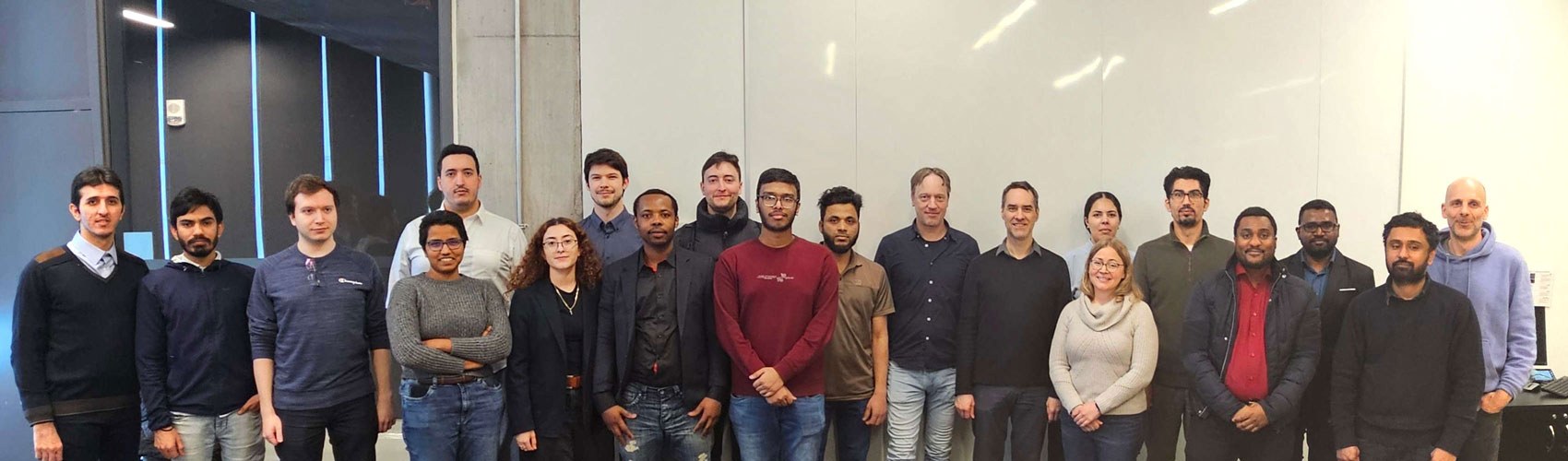 Groupe d'étudiants et de professionnels réunis pour discuter de projets innovants en technologie et renforcer leur collaboration.