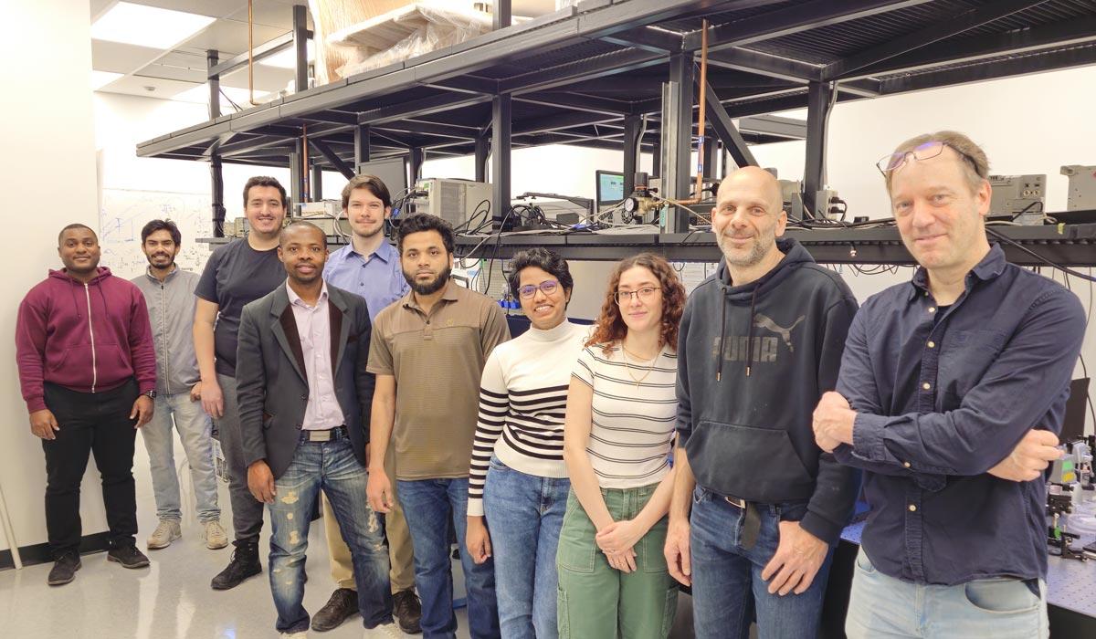 L'équipe de recherche qui accompagne le professeur François Blanchard, titulaire de la Chaire de recherche du Canada en cryptage spatiotemporel de la lumière térahertz assisté par une méthode computationnelle, à l'École de technologie supérieure.