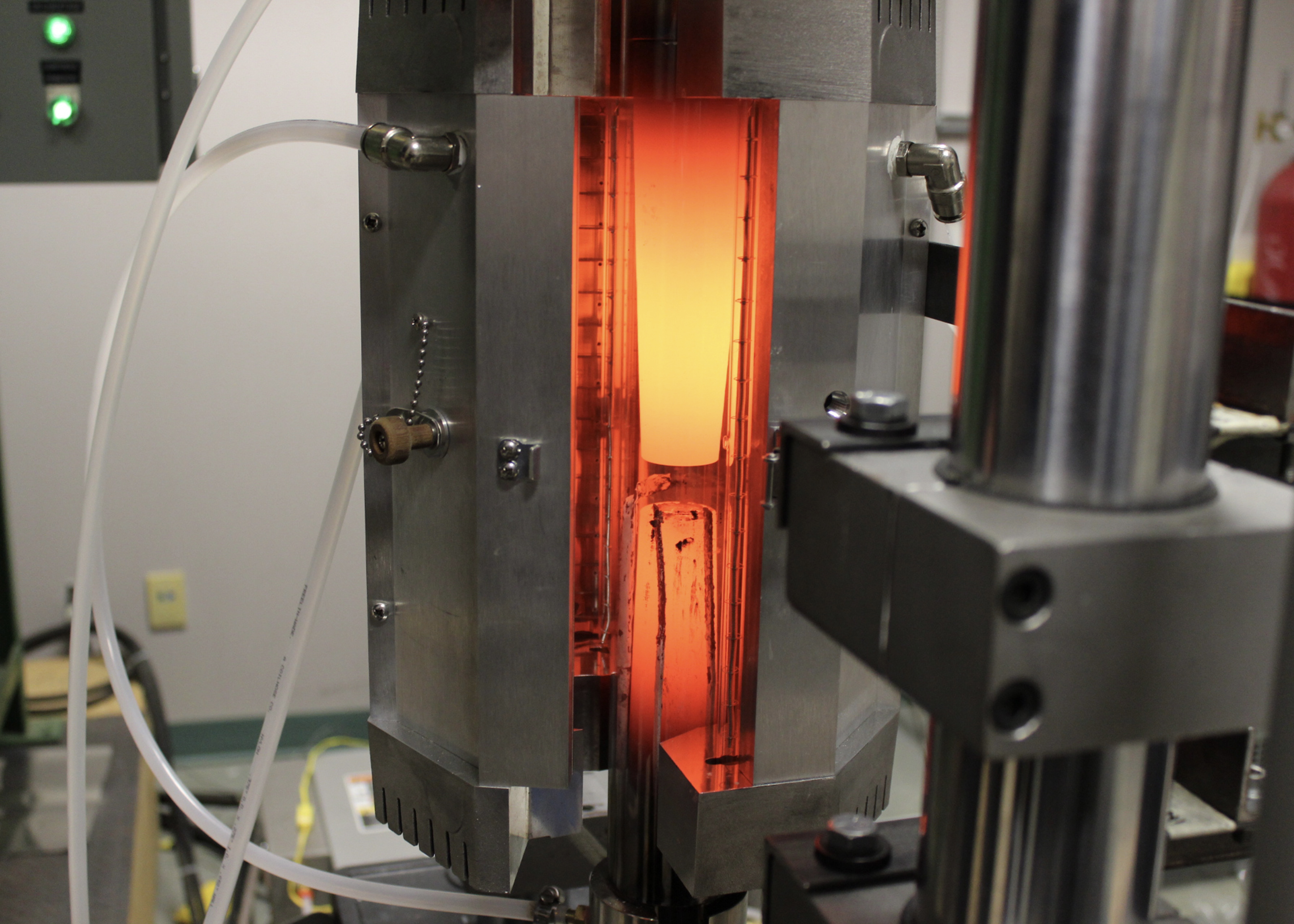 Systeme deformation haute temperature mts 4