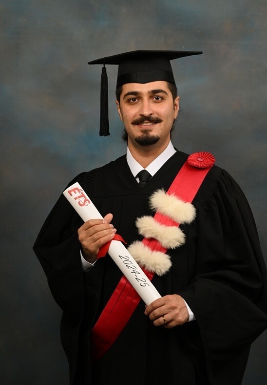 Un diplômé souriant porte une tenue académique, tenant son diplôme avec fierté, symbolisant la réussite et l'éducation.