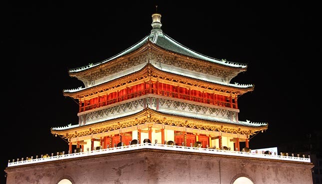 Pavillon traditionnel chinois éclairé la nuit, symbole d'architecture ancienne et d'histoire.