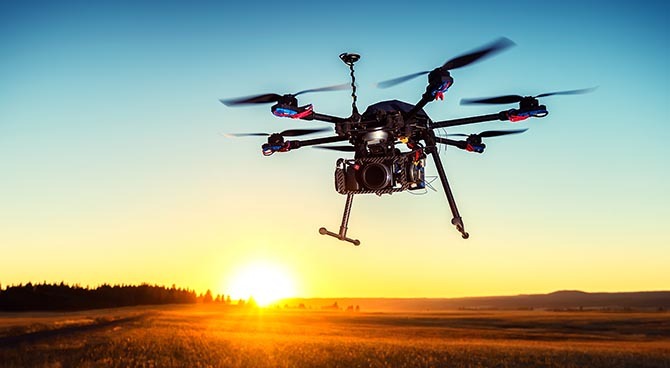 Drone volant au coucher de soleil, technologie et innovation.