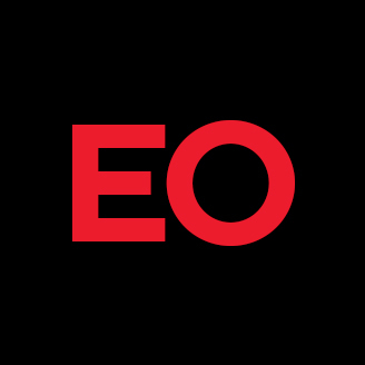Logo de l'Université en technologie avec les lettres "E" et "O" en rouge sur fond noir.