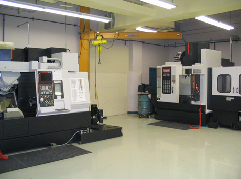 Un laboratoire universitaire avec des machines-outils CNC avancées pour la formation en ingénierie.