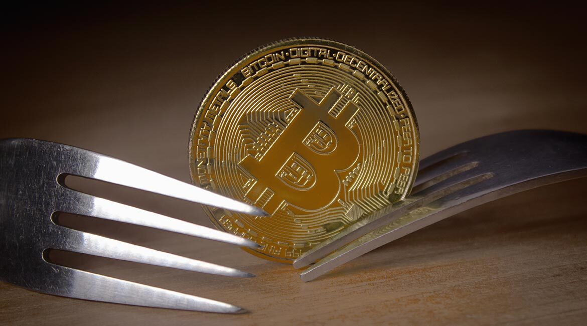 Pièce Bitcoin coincée dans une fourchette. Symbolisme financier.