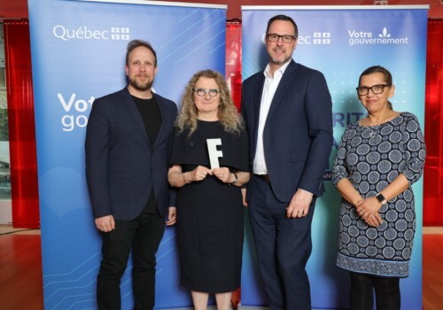 Maxime Richard et Mme Anne-Marie Fortin, de l’ÉTS, M. Jean-François Roberge, ministre de la Langue française, et Mme Hanan Smidi