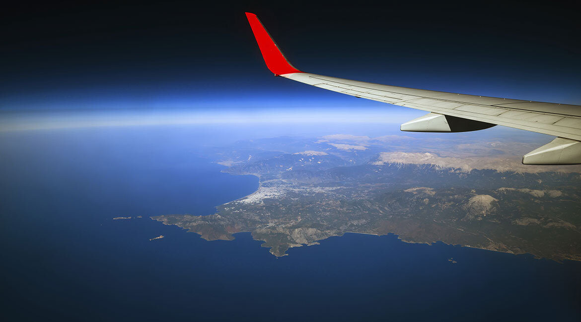 Vue aérienne de côtes et montagnes depuis un avion.