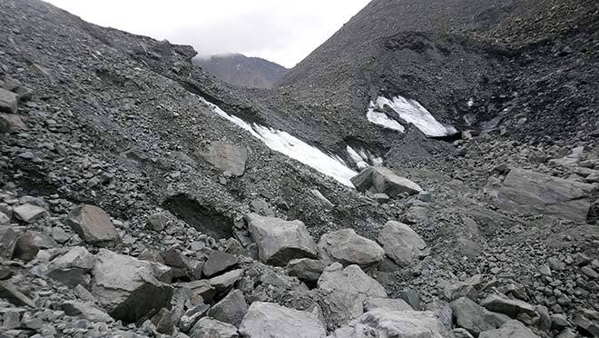 Glacier couvert de débris