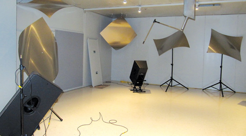 Studio photo avec éclairages professionnels et fond uni pour des créations technologiques et artistiques.