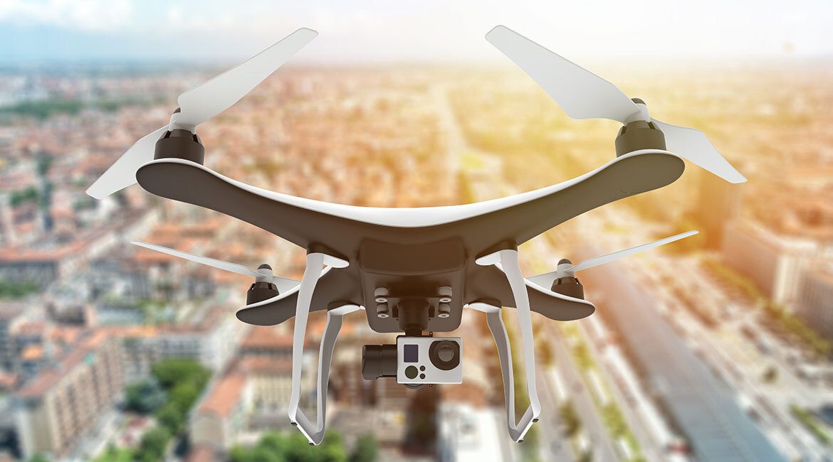 Drone technologique survolant une ville moderne.
