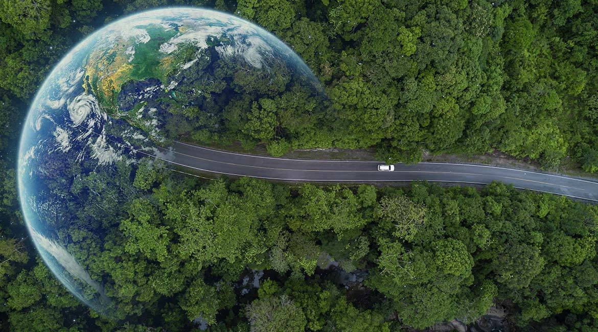 Vue aérienne d'une route forestière avec une projection de la Terre.