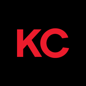 Logo KC rouge sur fond noir.