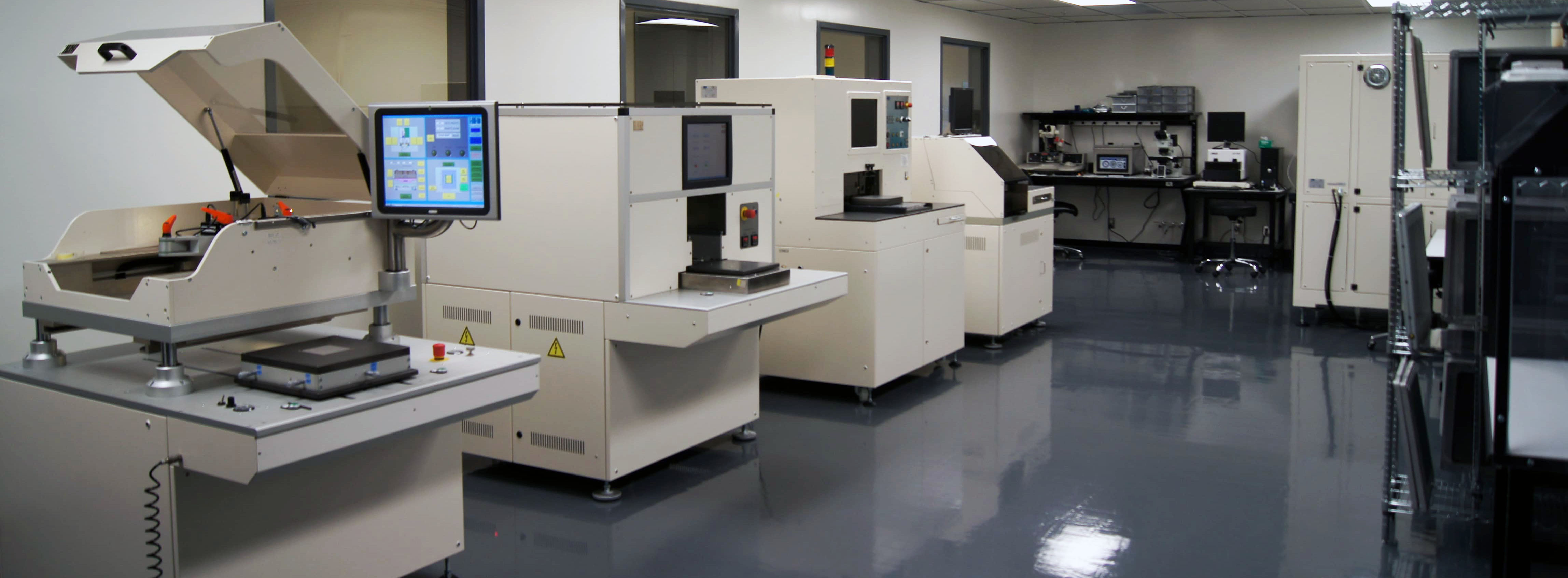 Laboratoire moderne avec équipements high-tech pour la recherche et l'innovation en technologie.
