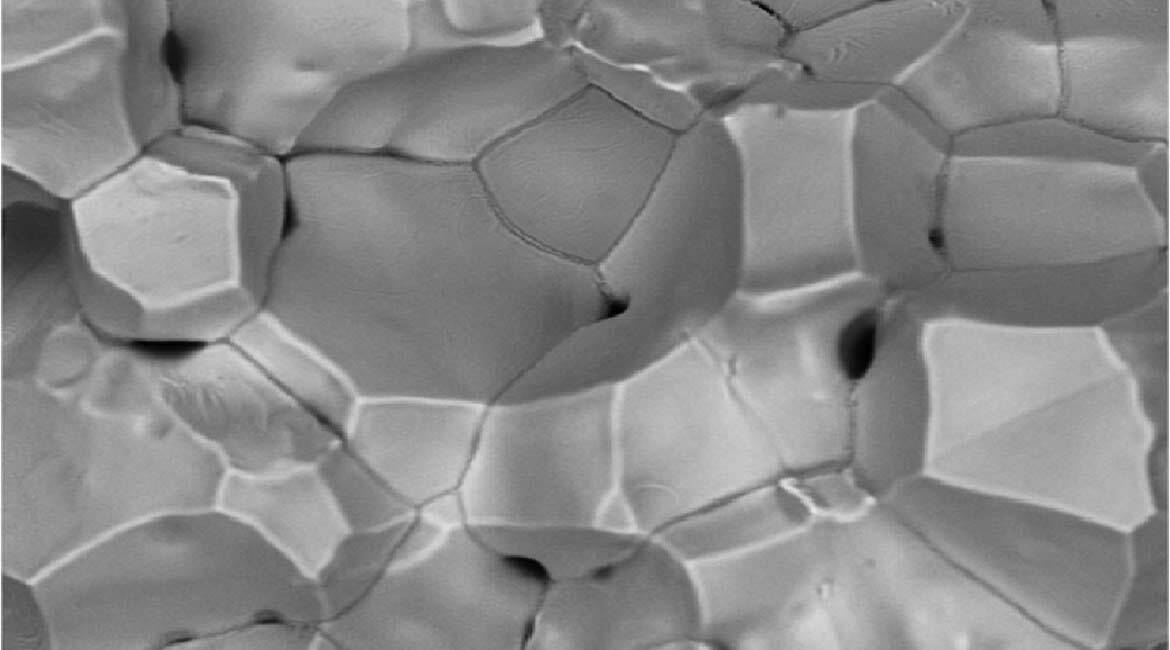 Microstructure cristalline en gros plan, étude de matériaux avancée.