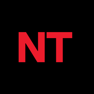 Logo rouge et noir avec les lettres "N T", design simple et moderne pour une université en technologie.
