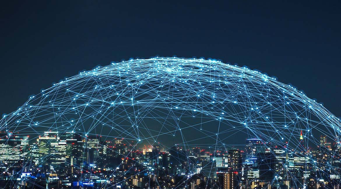 Connectivité globale et technologie dans une métropole moderne.