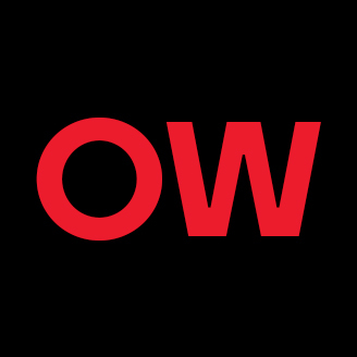 Logo minimaliste avec lettres "O" en rouge et "W" en blanc sur fond noir.