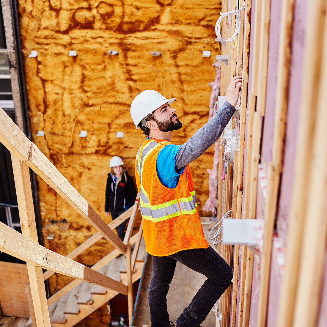 Étudiants en génie pratiquent sur un chantier.