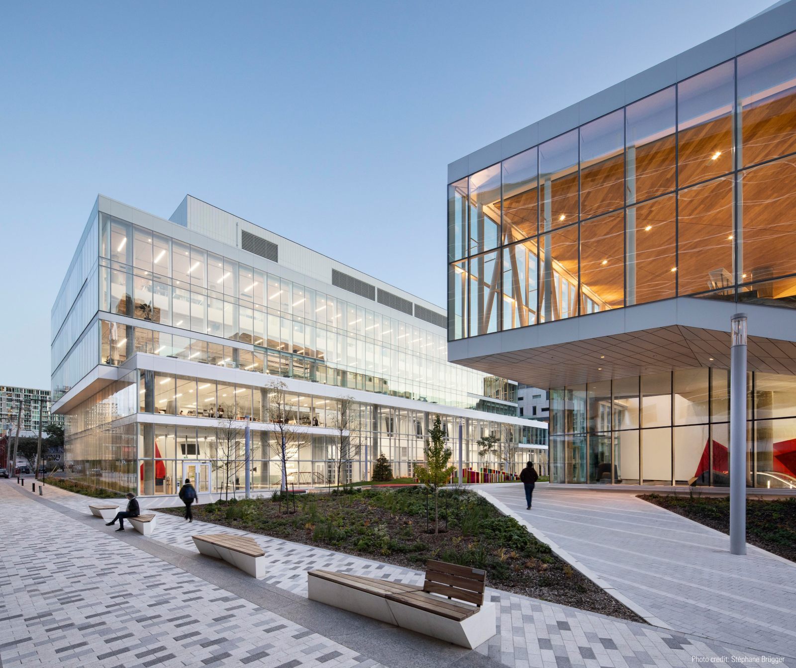Bâtiment moderne de l'université technologique avec architecture en verre et personnes.