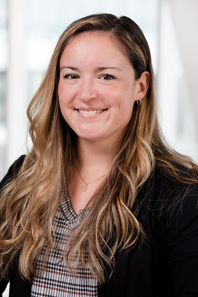 Professionnelle souriante en tenue de travail, représentative de l'université technologique.