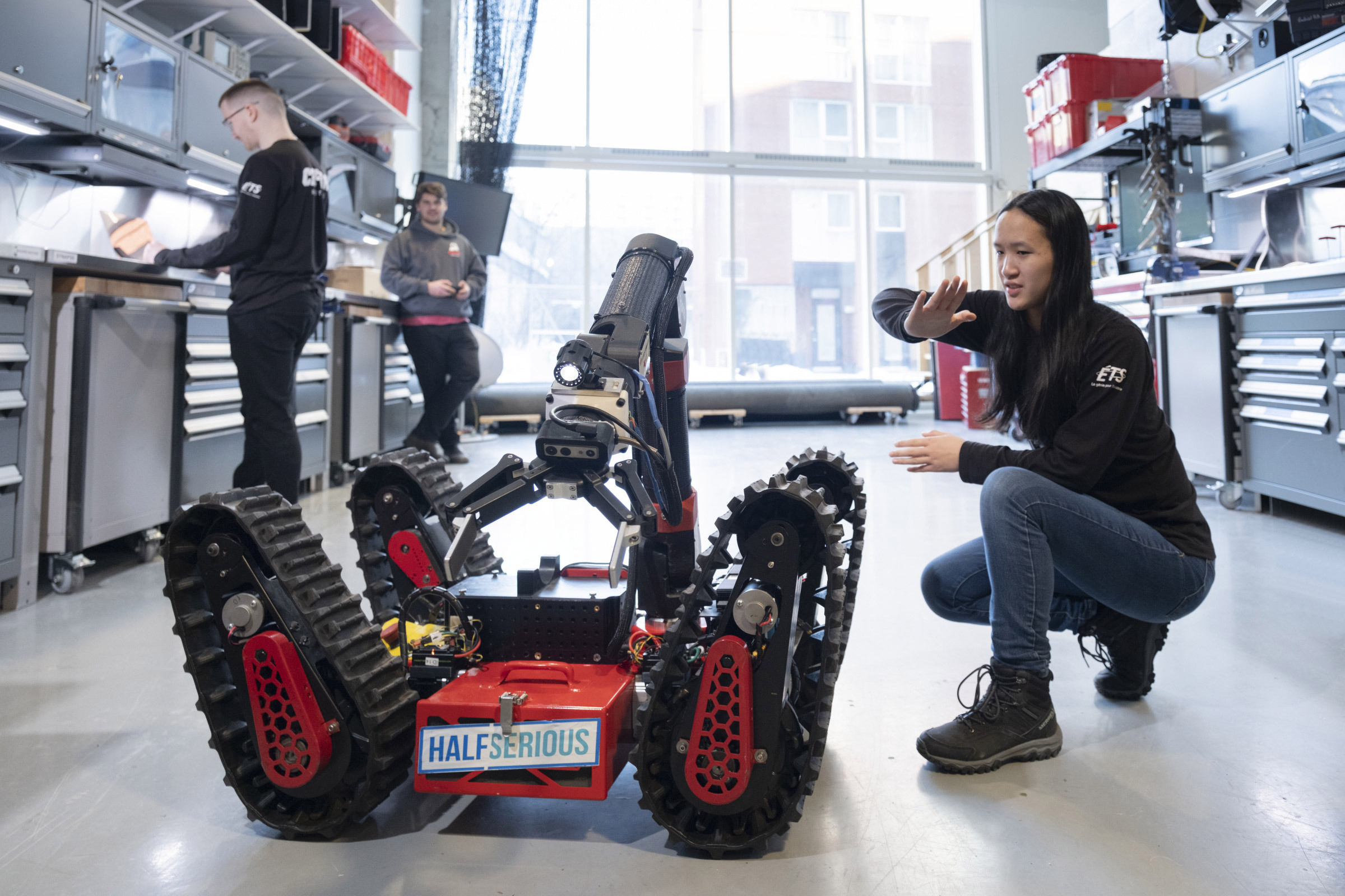 Étudiants de l'ETS travaillent sur un robot chenillé.