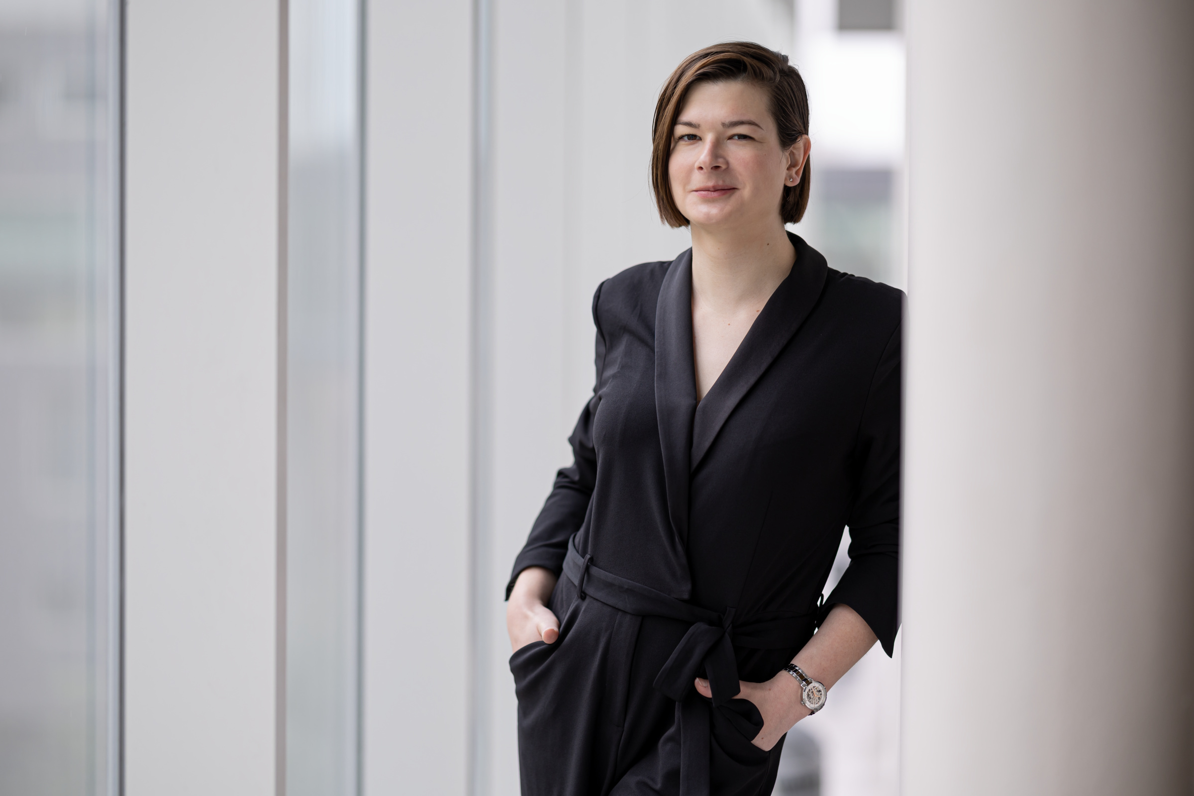 Professionnelle en technologie posant avec confiance.