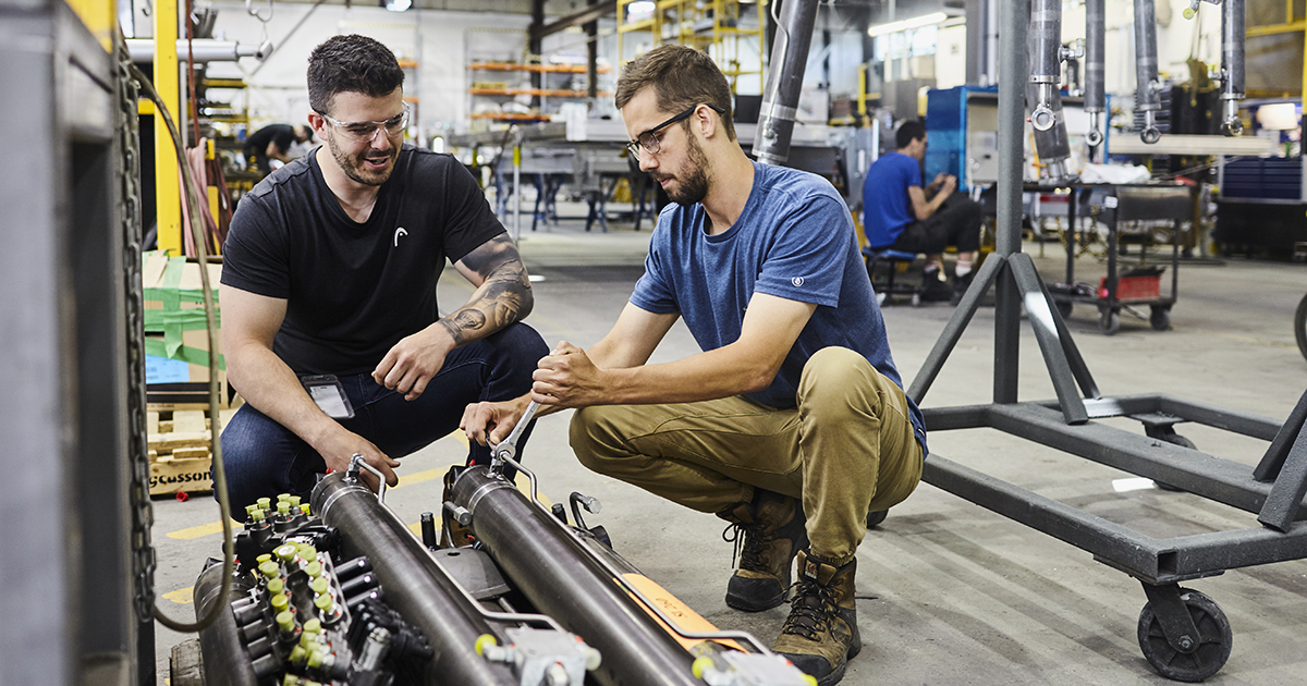 Étudiants en ingénierie travaillant sur du matériel industriel.