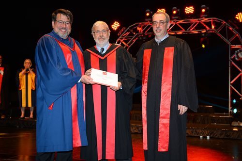 De gauche à droite, le directeur général François Gagnon, le professeur émérite Robert Sabourin, et le directeur du Département de génie des systèmes Marc Paquet.