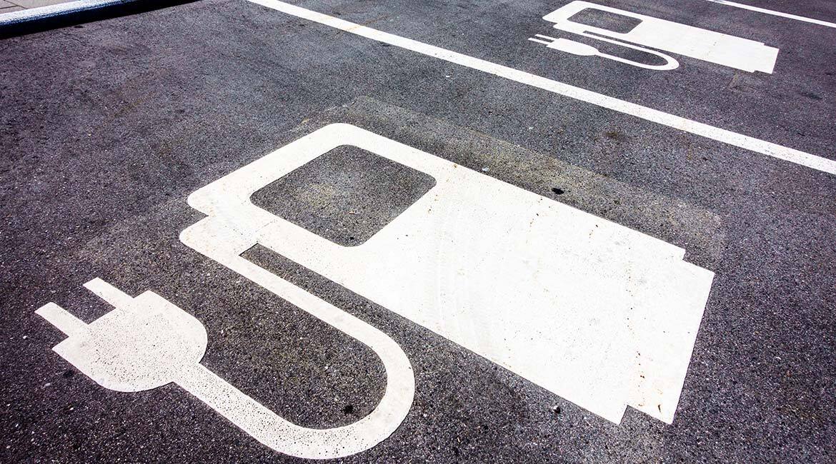 Stationnement réservé pour recharge de véhicules électriques.