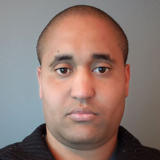 Professeur spécialisé en systèmes informatiques avancés.